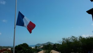 Drapeau en berne au dessus de la préfecture de Mayotte ce lundi 16 novembre