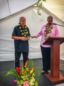 La présidente du Medef Mayotte récompense le président d'honneur sur scène