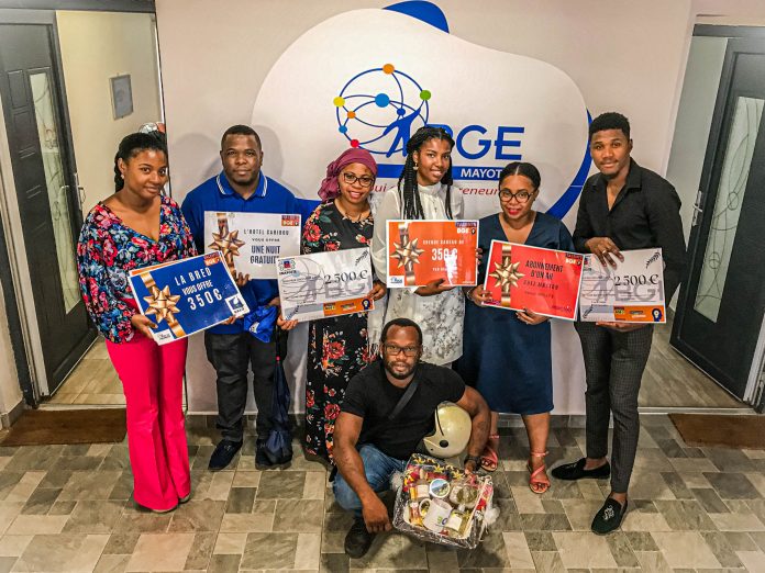 Hommes et femmes lauréats concours BGE Mayotte posant avec leur récompense.