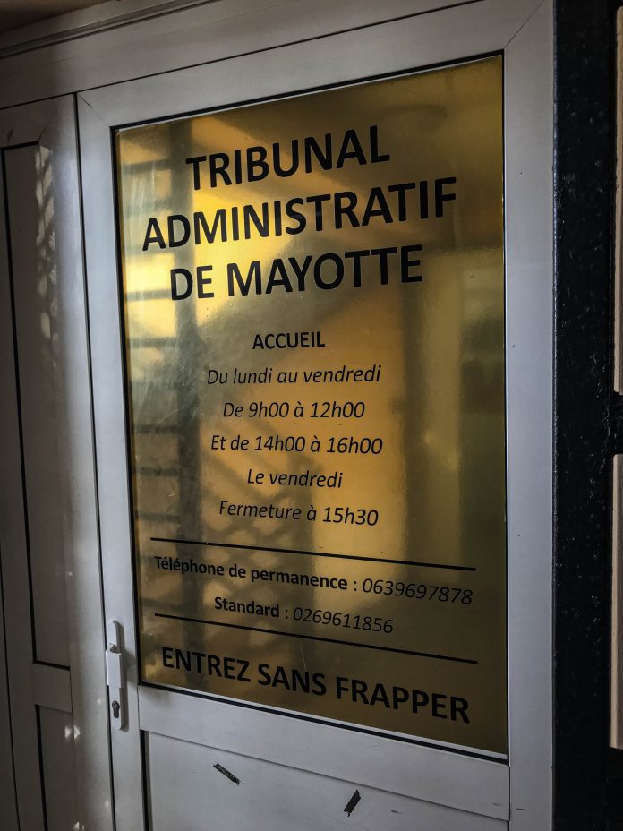 Plaque informative relative au tribunal administratif de mayotte et ses horaires