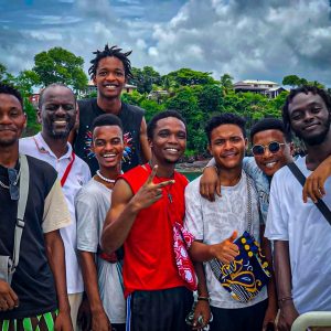Jeune hommes afro souriants et heureux