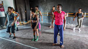 jeunes afro dansant en studio