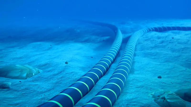 Un câble sous-marin va relier Petite-Terre à Grande-Terre.