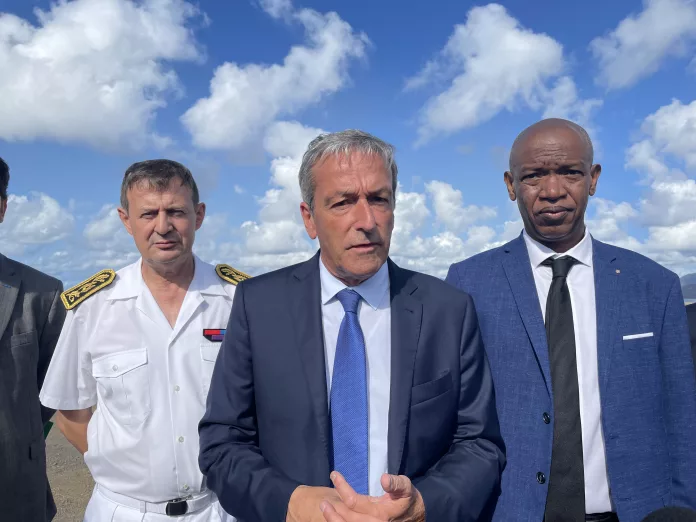 Le ministre Philippe Vigier, annonçait les principales mesures à son arrivée ce samedi matin. À ses côtés, le préfet de Mayotte, Thierry Suquet, et le président du syndicat les Eaux de Mayotte Fahardine Ahamada.