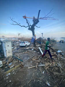 Mayotte, cyclone, jeune, décombres, débris,