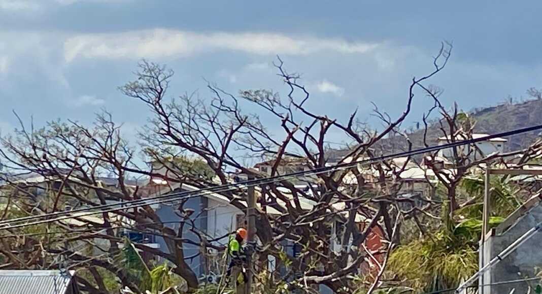 Mayotte, cyclone, jeune, décombres, débris,