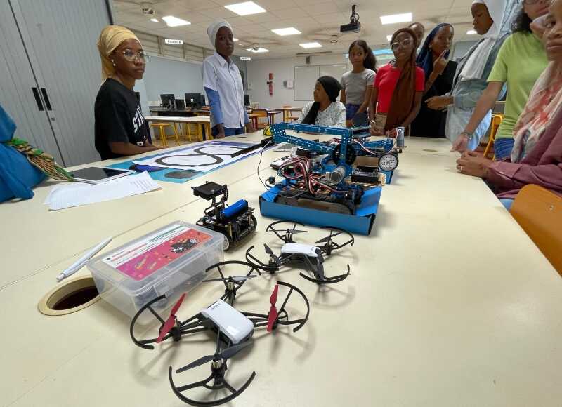 mathématiques, collège de Koungou, robots, drones