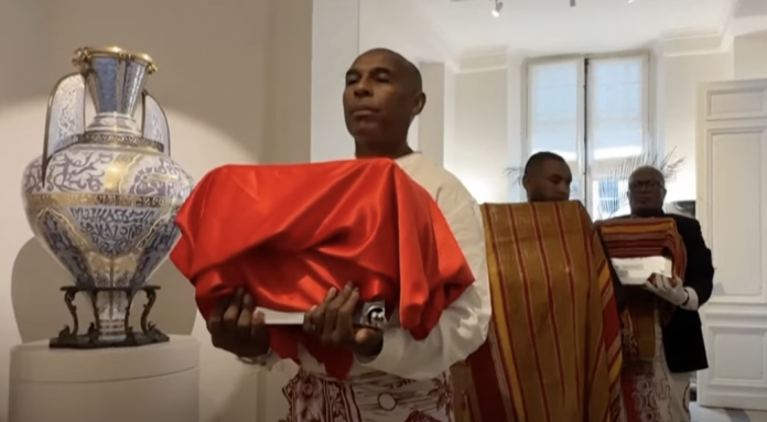 Madagascar, Paris, ministère de la culture, crânes, cérémonie,