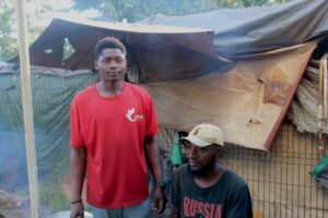 Mayotte, camp de Tsoundzou II, enfants, bidons d'eau, pénurie d'eau, réfugiés, migrants, bambou, cases, 