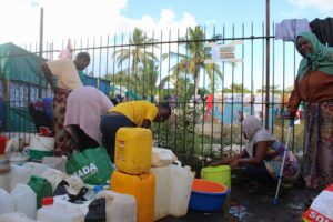 Mayotte, camp de Tsoundzou II, enfants, bidons d'eau, pénurie d'eau, réfugiés, migrants, bâches,