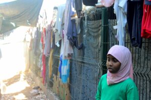 Mayotte, camp de Tsoundzou II, enfants, bidons d'eau, pénurie d'eau, réfugiés, migrants, bâches,
