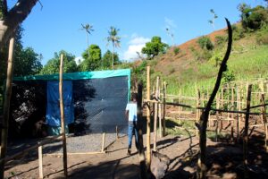 Mayotte, camp de Tsoundzou II, enfants, bidons d'eau, pénurie d'eau, réfugiés, migrants, bambou, cases,