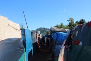 Mayotte, camp de Tsoundzou II, enfants, bidons d'eau, pénurie d'eau, réfugiés, migrants, bâches, 